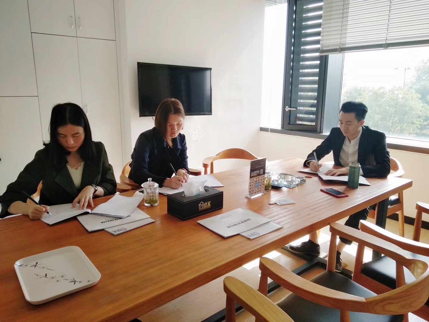 熱烈祝賀楊總、潘總簽約創(chuàng)綠家茂名市區(qū)級(jí)代理！