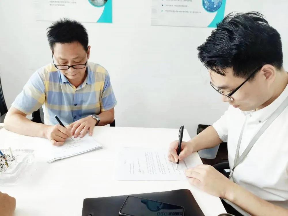 熱烈祝賀潘總、鄭總簽約創(chuàng)綠家江蘇省南京市區(qū)級代理! 熱烈祝賀潘總、鄭總簽約創(chuàng)綠家江蘇省南京市區(qū)級代理!