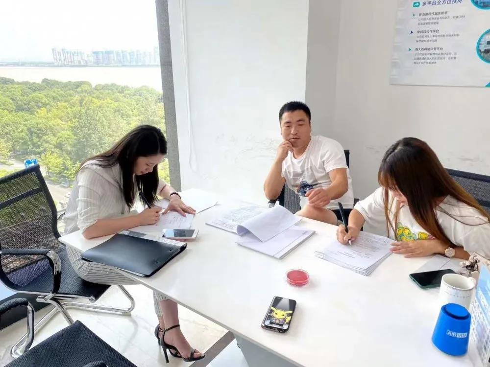 熱烈祝賀高總夫婦簽約創(chuàng)綠家河北省張家口市區(qū)級(jí)代理! 熱烈祝賀高總夫婦簽約創(chuàng)綠家河北省張家口市區(qū)級(jí)代理!